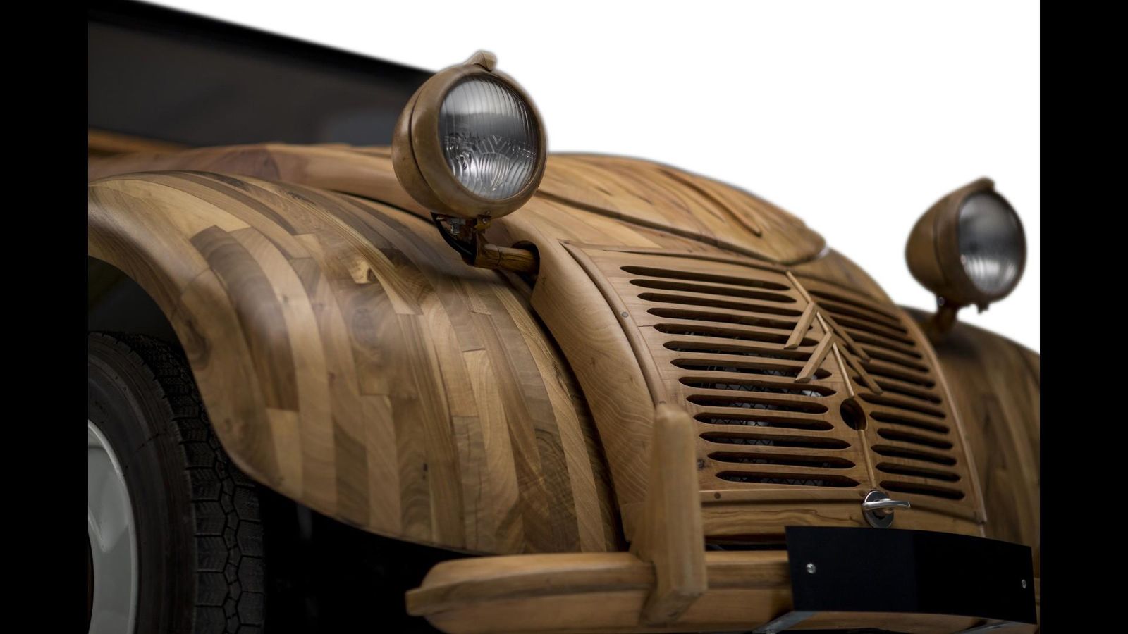To Citroen 2CV παρουσιάστηκε το 1948 και παραμένει ένα από τα πιο εμβληματικά μοντέλα της γαλλικής αυτοκινητοβιομηχανίας. Κατασκευαζόταν για 40 χρόνια